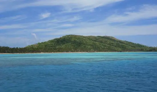 Lush jungles and blue water at the Yasawa islands in Fiji