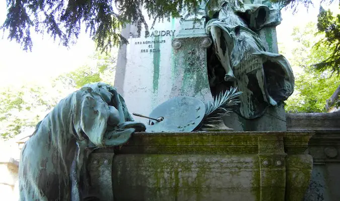 mourning statues at pere lachaise cemetery 