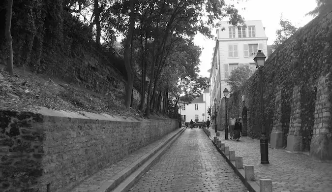 Black and white photo of a beautiful alley in Paris, France