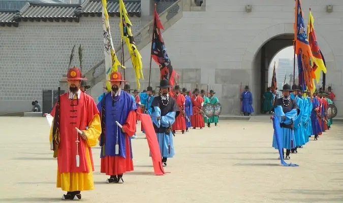 changing of the guard at the palace in south korea